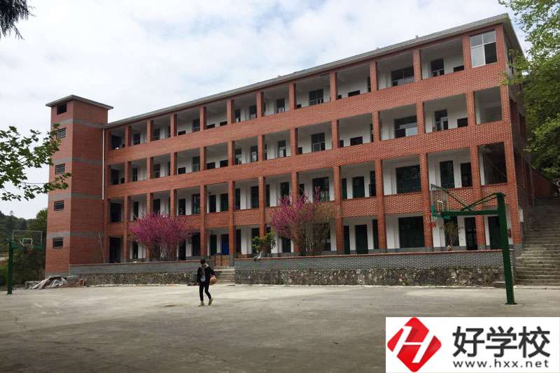 湖南湘西涉外經(jīng)濟(jì)職業(yè)學(xué)校收費貴不貴？值得報考嗎？